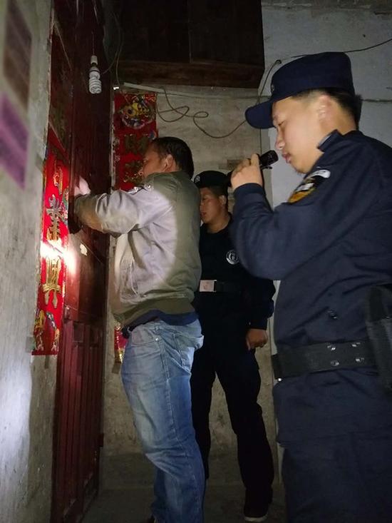 镇江粗心妈妈误将幼女锁家中 