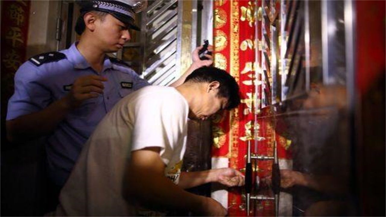 镇江请开锁师傅开了锁后，师傅